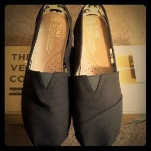 Black NWT Toms